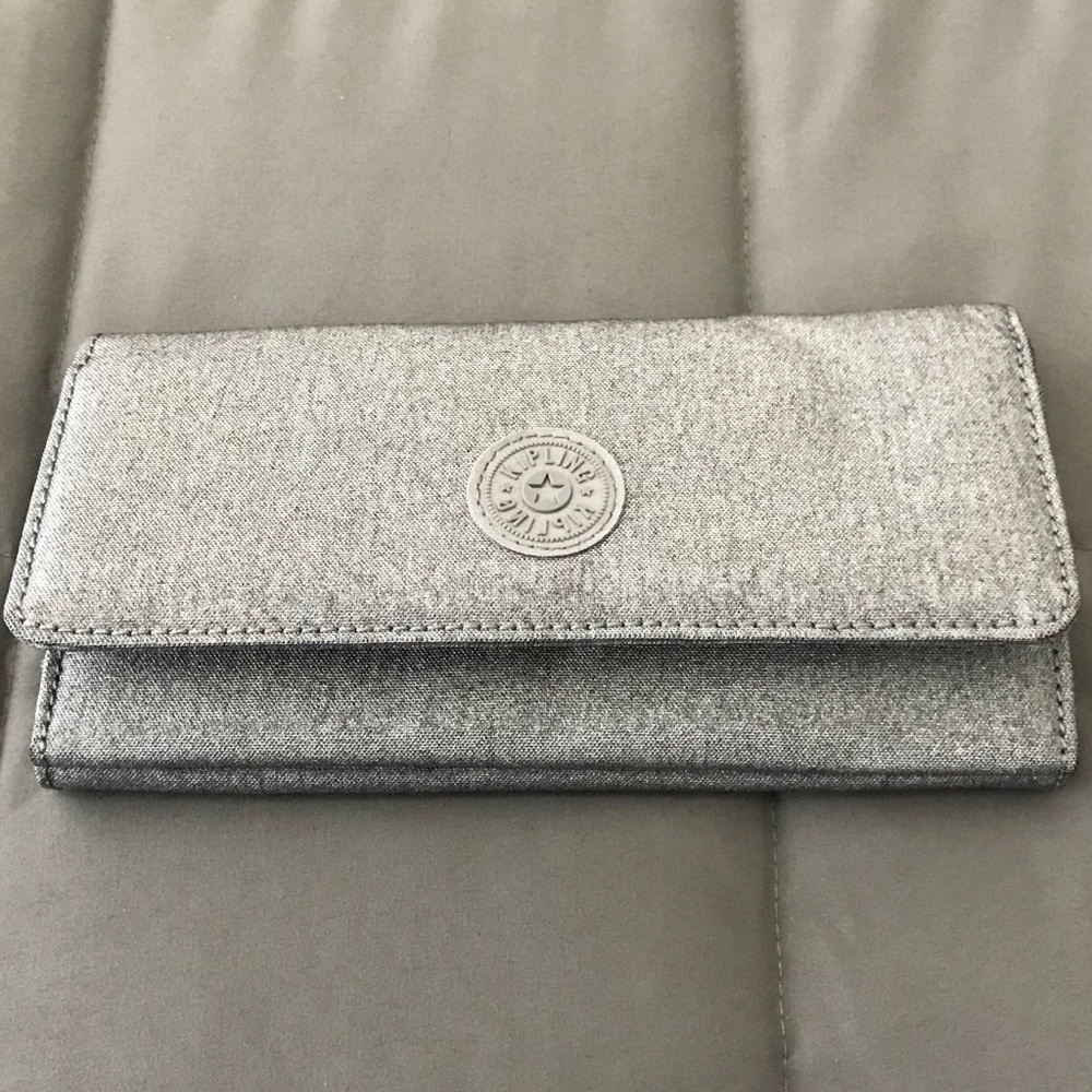Kipling Teddi Silver Glimmer Metallic Wallet –NWOT
